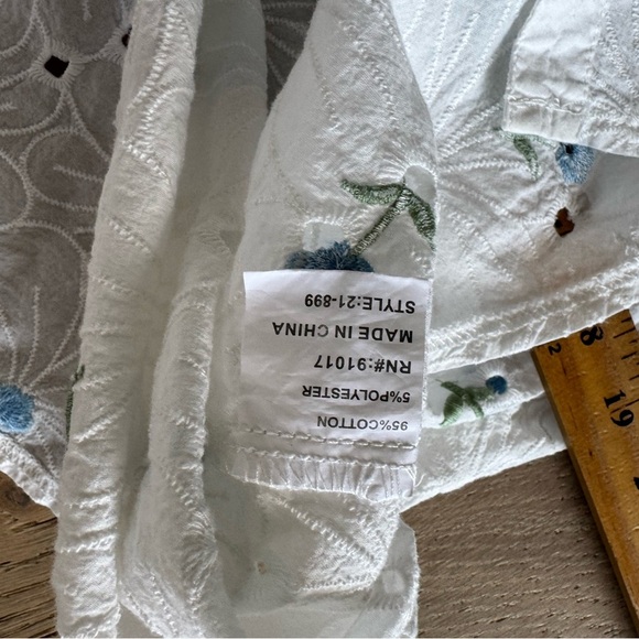 Solitaire Embrodiered Floral Top White Blue Large - Picture 5 of 5